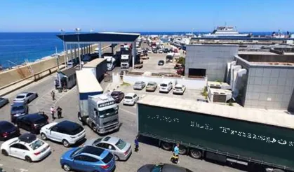 Mersin’den gelen gemide tır dorsesine gizlendiler