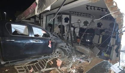 Alkollü sürücü mağazaya daldı: Hastaneye kaldırıldı