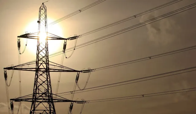 Güney Kıbrıs'ta sıcaklar elektrik santralini de etkiledi