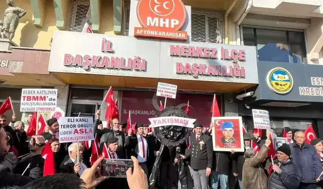 Şehit aileleri, MHP İl Başkanlığı önüne "Yakışmadı" yazılı siyah çelenk bıraktı