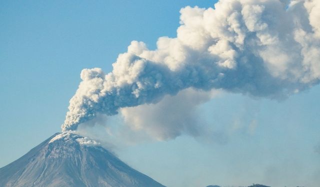 Endonezya'daki Lewotobi Laki Laki Yanardağı'nda patlama meydana geldi