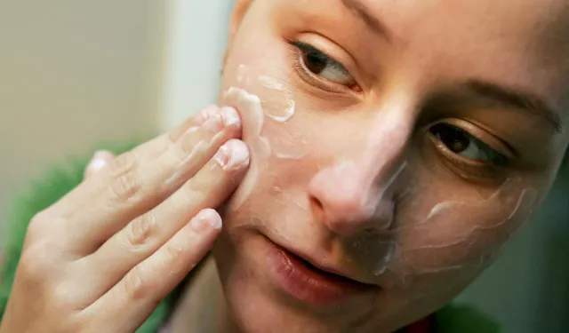 Bu hatayı yapan 10 kişiden 8'i erken yaşlanıyor: 15 günde cildinizi değiştirecek gece-gündüz nemlendirici rutini