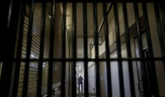 Fransa’da iki mahkum demir parmaklıkları testereyle kesip çarşaflarla firar etti