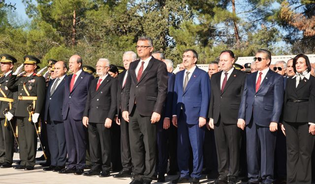 Atatürk Anıtı önünde tören düzenlendi