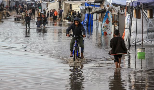Gazze’de üç gündür etkili olan yağışlar, onlarca çadırı su altında bıraktı