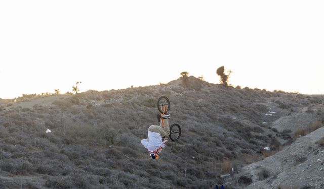 BMX sporcusu Bora Altıntaş, "Grind to Double Backflip" ile bir ilke imza attı
