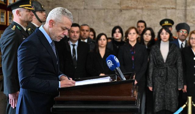 KKTC'nin Ankara Büyükelçisi Korukoğlu, Anıtkabir'i ziyaret etti
