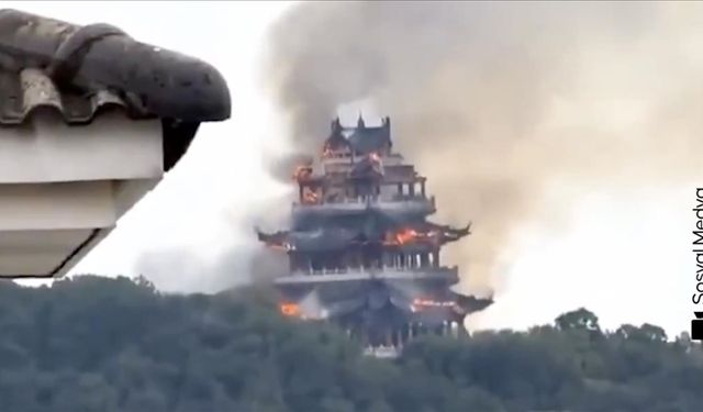 Çin'de 1500 yıllık bir tapınakta yangın çıktı