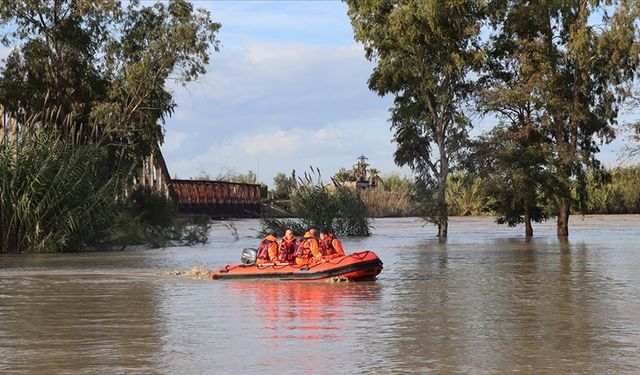 Arnavutluk'ta meydana gelen selden etkilenenler tahliye edildi