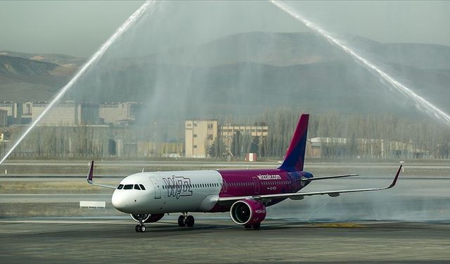 Köln'de havalimanında iki yolcu kaçırdıkları uçağı apronda el sallayarak durdurmaya çalıştı