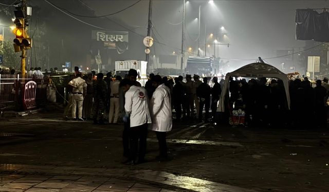 Hindistan'ın başkenti Yeni Delhi'de bir araçta meydana gelen patlamada 8 kişi hayatını kaybetti