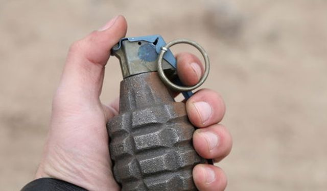 “Miras kalan” silah, mermi, patlayıcı ve el bombası polise teslim edildi