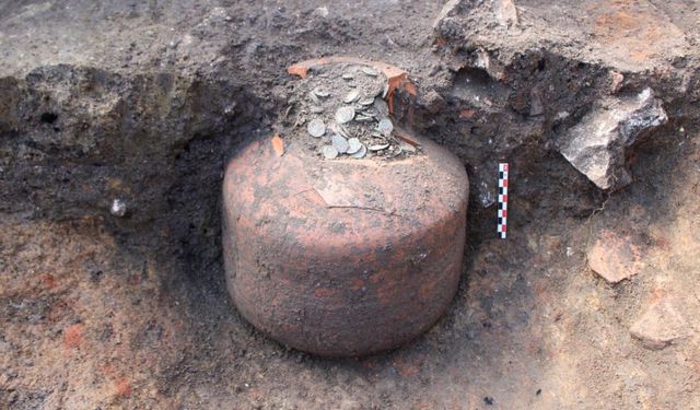 Fransa'da bir köyde on binlerce sikke dolu üç dev küp bulundu