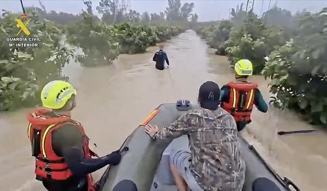 İspanya'da nehir taşması sonucu mahsur kalan 50 kişi tahliye edildi