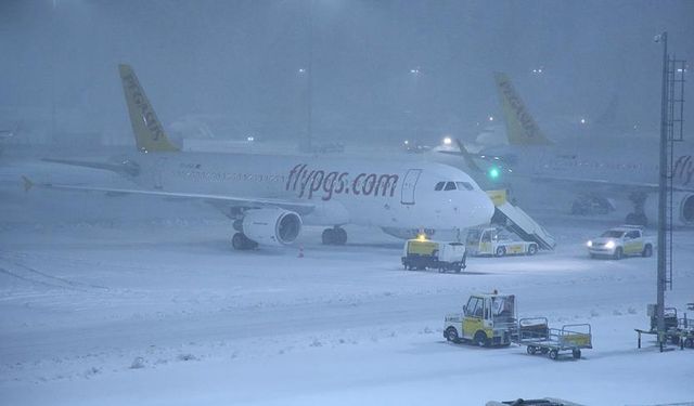 Hava ulaşımına kar engeli... Sabiha Gökçen Havalimanı'nda uçuş iptalleri...