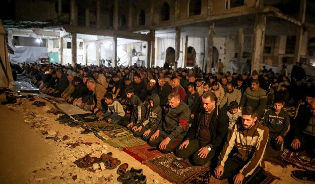 Gazze'de bombardıman korkusu olmadan ilk teravih namazı kılındı