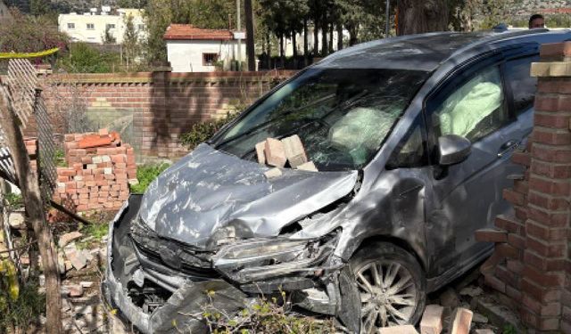 Boğazköy'de kaza... Araç evin bahçe duvarına çarptı