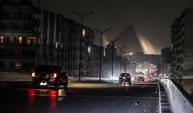 Mısır'da tasarruf önlemleri: Dükkanlar erken kapandı, sokaklar karanlığa büründü