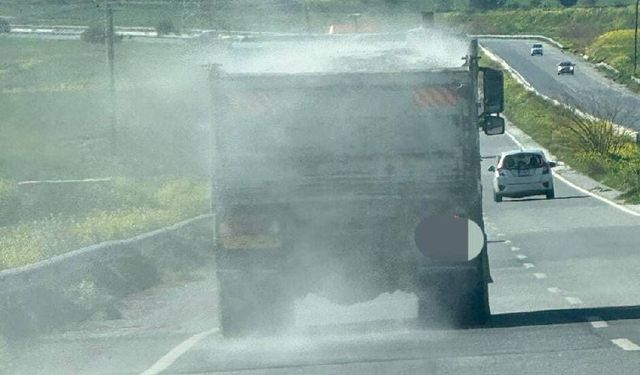 Sürüş güvenliğini tehlikeye atan kamyon şoförüne polisten ceza