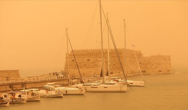 Afrika'dan gelen çöl tozu sonucu Girit Adası'nda gökyüzü kırmızıya büründü