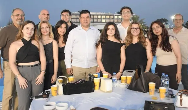 DAÜ'de 800 öğrenci başarılarını aynı sahnede kutladı