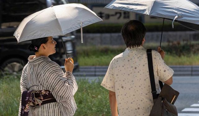 Japonya'da termometreler 40 dereceyi gösterdi, tarihi sıcaklık alarmı verildi