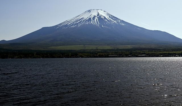 Japonya'da bir baba, Fuji Dağı'na tırmanmak için 7 yaşındaki çocuğunu 2 bin metrede yalnız bıraktı