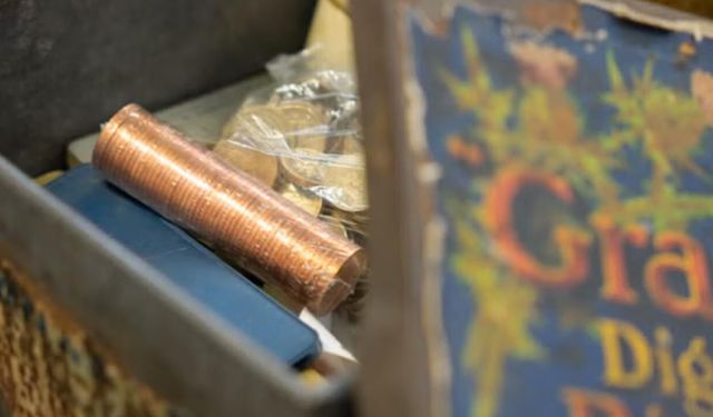 Temizlik yaparken bulduğu bisküvi kutusundan servet çıktı