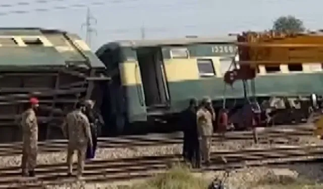Pakistan'da yolcu treninin raydan çıkması sonucu 5 kişi öldü, 30'dan fazla kişi yaralandı
