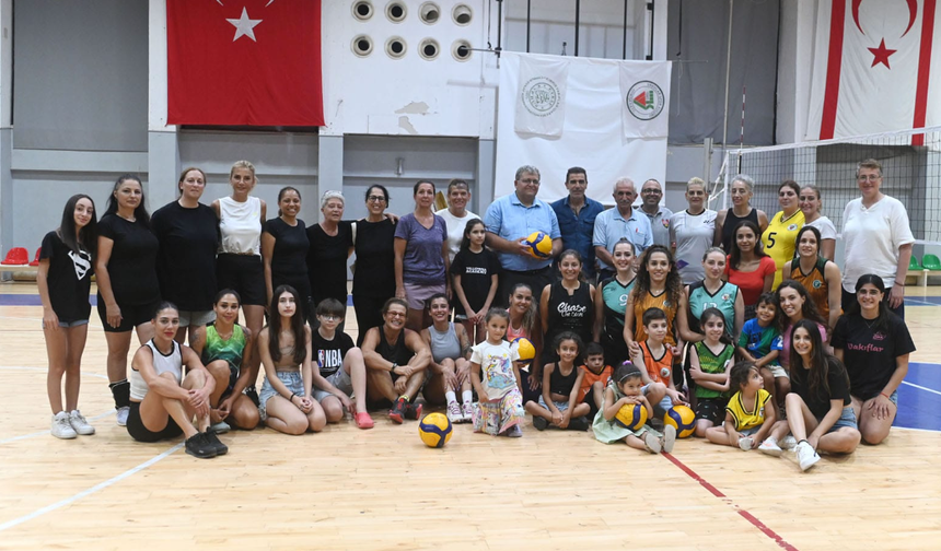 Vakıflar Spor Kulübü, kadın voleyboluna emek verenleri onurlandırdı