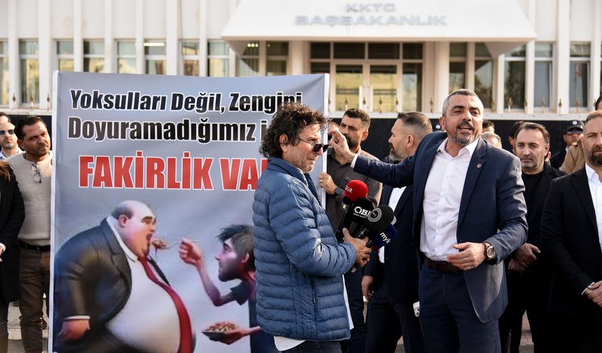 Hür-İş Başbakanlık önünde protesto eylemi yaptı: Cuma akşamı Lefkoşa’da yürüyüş düzenlenecek