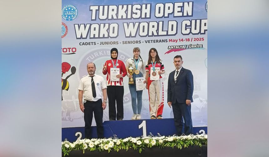 Kick-boks turnuvasında Hala Sultan İlahiyat Koleji öğrencisi Emine Öksüz dünya ikincisi oldu