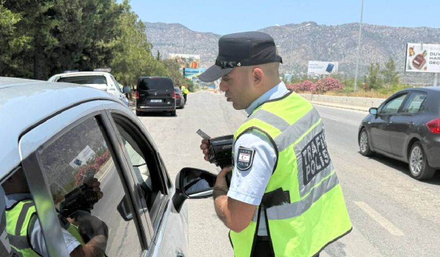 Trafik denetimleri: 2 bin 12 kişi hakkında yasal işlem başlatıldı, 45 araç trafikten men edildi