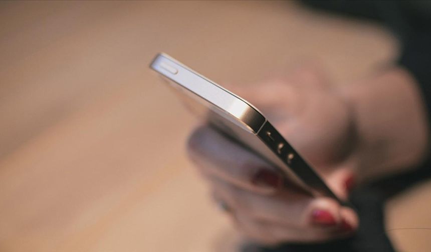 Cep telefonunu gözaltındaki şahsa kullandıran polis tutuklandı