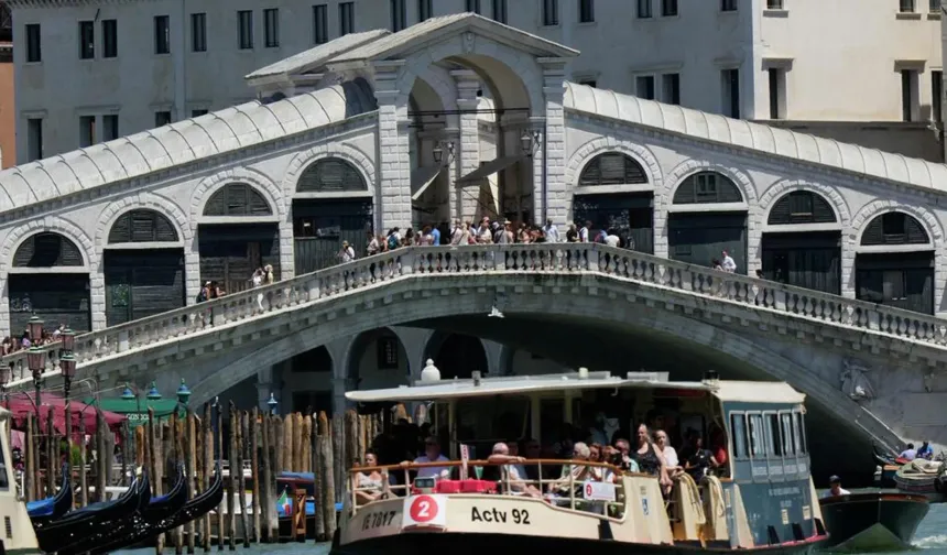 Venedik’te kaos: Çalınan tekneyle tarihi köprüye çarptı