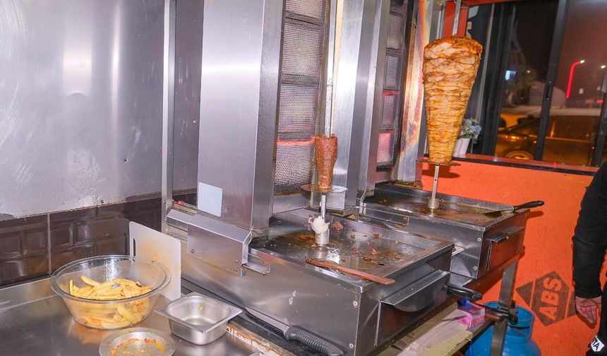 Gazimağusa’da Gece Denetimi: 3 İşletmeye Ceza, 3 İşletmede Tarihi Geçmiş Ürün Tespiti