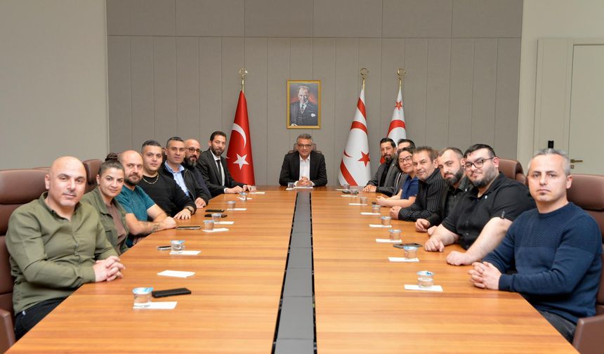 Erhürman, hemşirelerle görüştü...