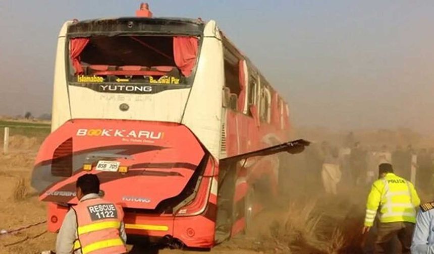 Pakistan'da yolcu otobüsüyle tır çarpıştı: 11 ölü, 10 yaralı
