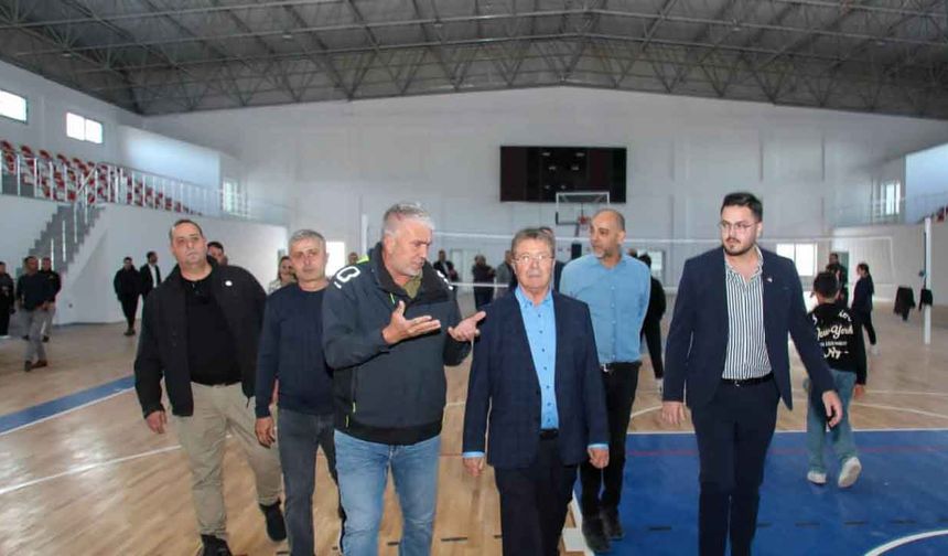 Başbakan Üstel, yapımı tamamlanan Esentepe Spor Salonu’nda incelemelerde bulundu