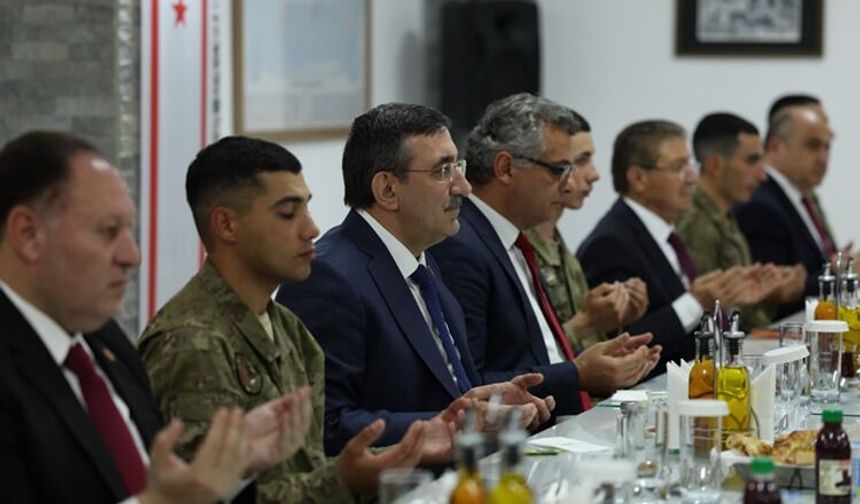 Yılmaz, Mehmetçikle iftar yaptı
