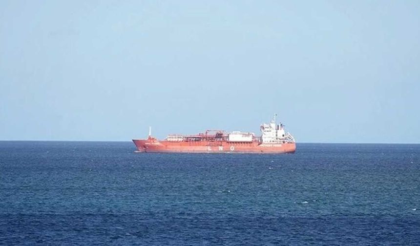 Hürmüz Boğazı'ndan İran'a ait olmayan ilk ham petrol tankeri geçti