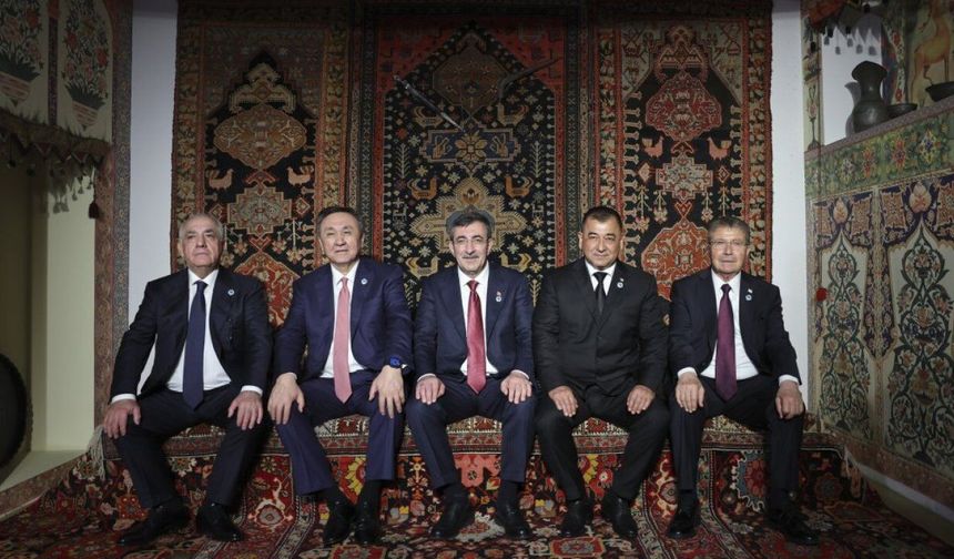 Yılmaz ile Başbakan Üstel, Azerbaycan Milli Halı Müzesi'ni ziyaret etti