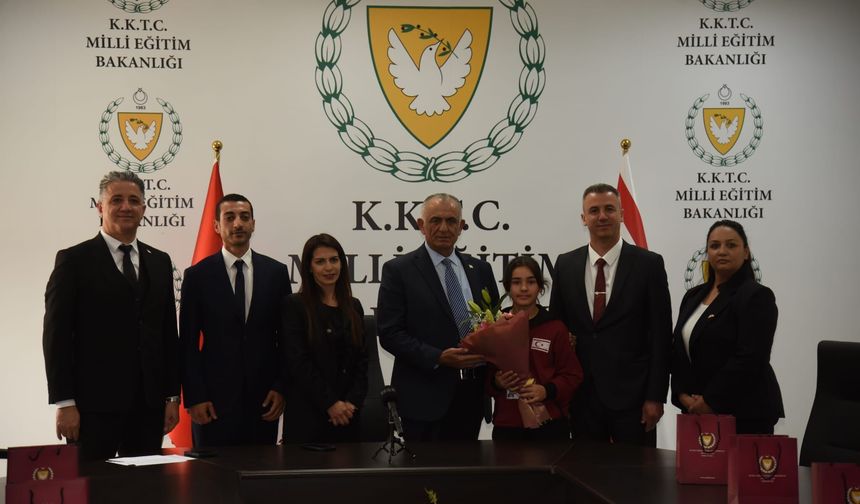 Çavuşoğlu, Çocuk Şenliği’ne katılacak öğrenci ve öğretmenleri kabul etti