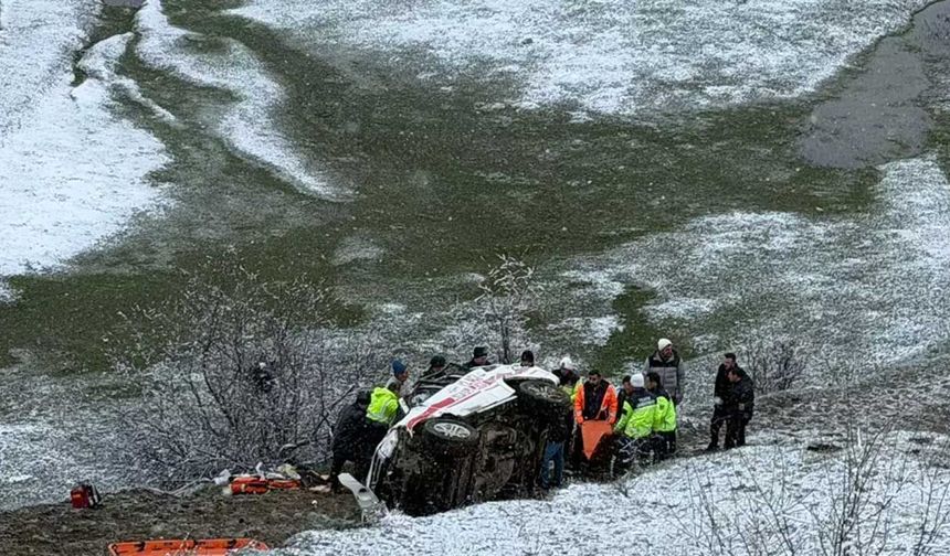 Türkiye'den acı haber... Hasta taşıyan ambulans, uçuruma yuvarlandı