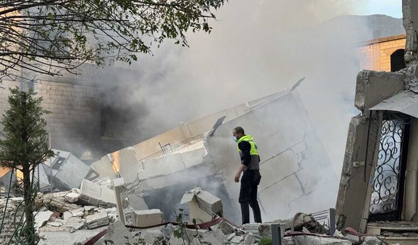 İsrail ordusu, Lübnan'ın güneyindeki Meys el-Cebel beldesinde evleri ateşe verdi