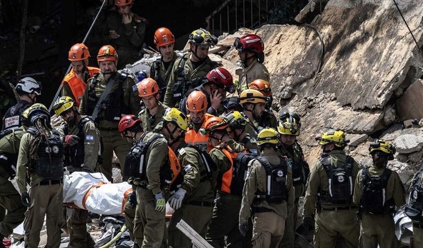 İran'ın misillemesinin ardından, Hayfa'da enkaz altında kalan 4 kişinin cesedine ulaşıldı