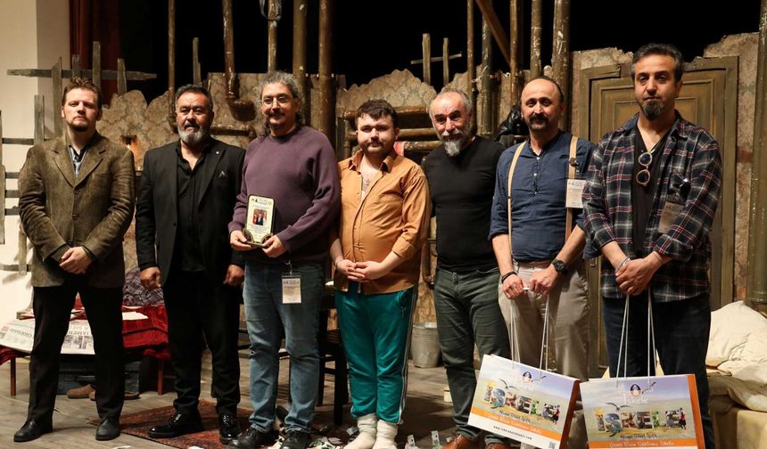 İskele Belediyesi 4. Tiyatro Günleri kapsamında “Sığıntılar” adlı oyun sahnelendi