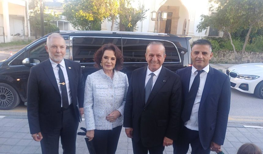 Ataoğlu, usta sanatçı Hülya Koçyiğit ile bir araya geldi