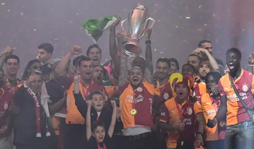 Galatasaray şampiyonluk kupasını kaldırdı!