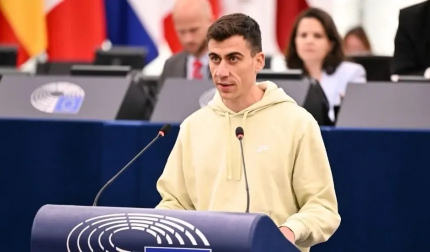 Fidias, Avrupa Parlamentosu'nda kalmayı seçti, meclisteki koltuğunu Yannis Lauris alacak